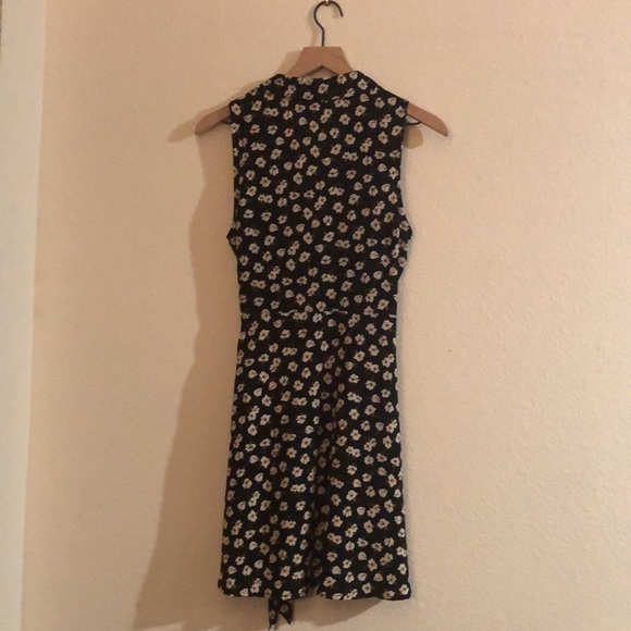 Flowy flower mini wrap dress - Picture 2 of 6